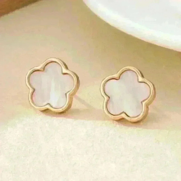 White Mother of Pearl Clover Stud Earrings - Picture 1 of 2